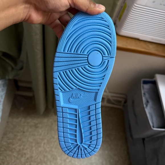 Jordan Air 1 Mid in Powder Blue and White - Picture 3 of 6